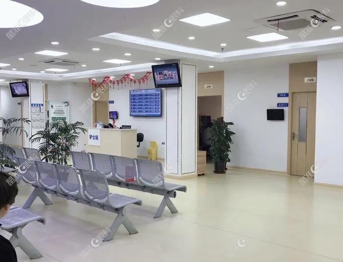 上海和平眼科医院不同科室的等待区