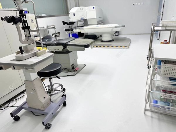 北京爱仁眼科有经验颇丰的医生坐诊