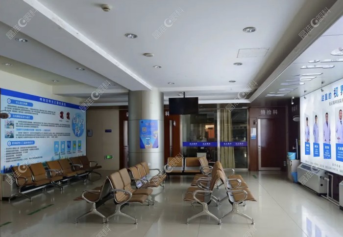 光正眼科医院休息区会每天消毒www.ji-zhun.com