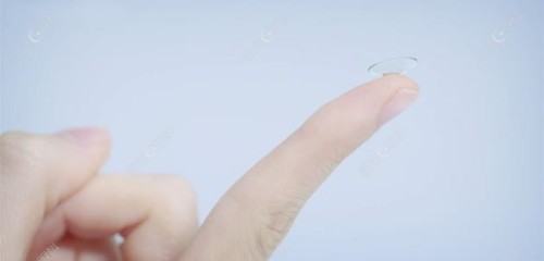 镜片需要放在食指指尖的位置