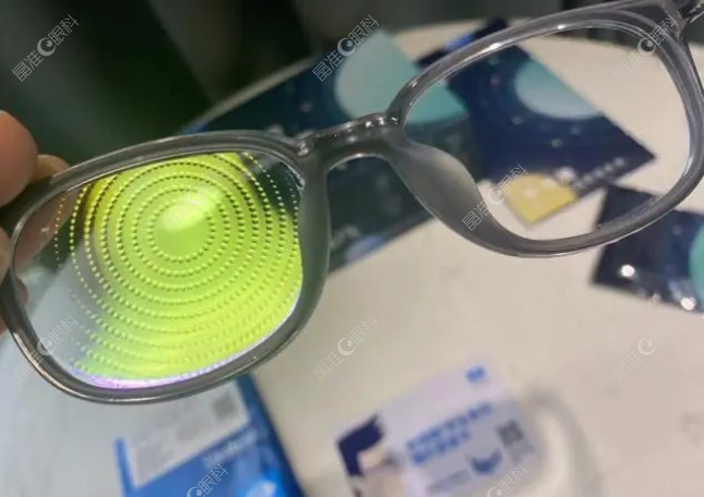 依视路星趣控膜洁，膜岩和a4的区别是什么哪个好晶准眼科