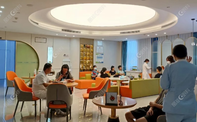 到佰视佳眼科面诊的顾客不少
