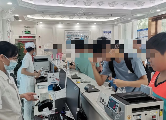 麦迪格眼科每天的门诊接诊量还是挺多的www.ji-zhun.com