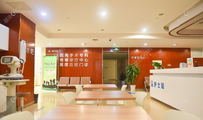 廉井财是上海新视界眼科医院的医生