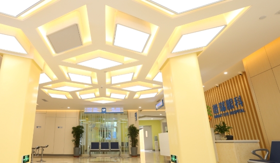 二、上海白内障手术哪家强？和平与普瑞技术对比